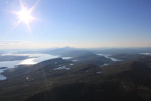 Utsikt østover fra toppen av Bitihorn. Vinstrevatnes ses til venstre og Skaget sentralt i bildet.