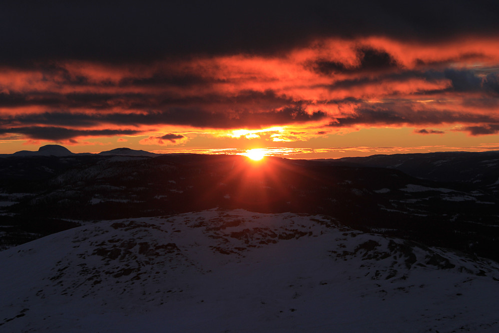 Soloppgang på Nørre Knausehøgdi (1123 moh.) Nyttårsaften 31. desember 2014 kl. 9.40.