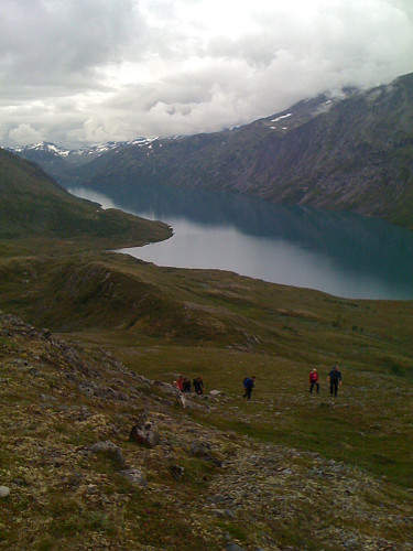 På vei opp til Gjendehøe (1257 moh). Gjende i midten av bildet med Besseggen til høyre.