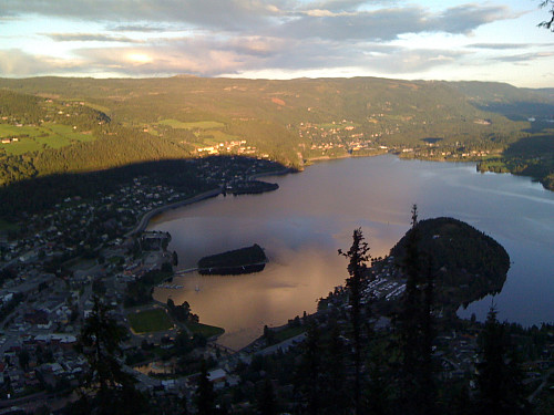 Utsikt mot Fagernes, Leira og Strandafjorden fra Vardakamben (745 moh.).