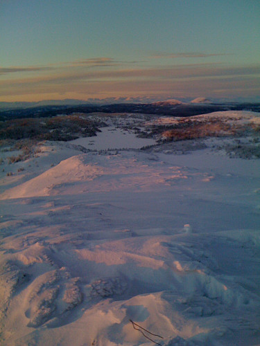Utsikt fra toppen av Binnhovdknatten (1165 m.o.h.) nordvestover mot Skarvemellen og Rundemellen (1345 m.o.h.) i forgrunnen og Jotunheimen i bakgrunnen.