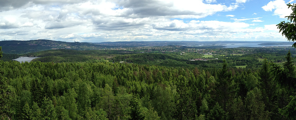 Panoramautsikt fra Skuta mot Bærum, Oslo, Holmenkollen og Oslofjorden.