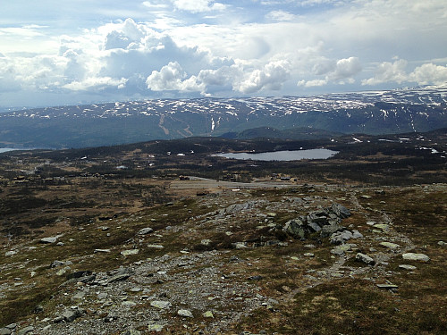 Utsikt sydvestover fra Grønekinnkampen mot Slettefjell, Raudalen Alpinsenter og Beitotjernet.