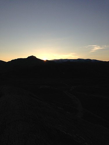 Solen går ned over Jotunheimen. Bildet er tatt på toppen av Nørre Knausehøgdi (1123 moh).