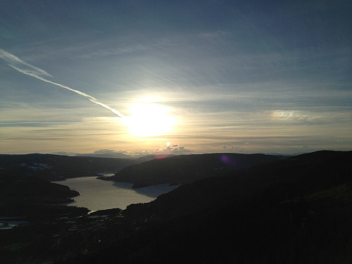 Nydelig utsikt og fin kveldsstemning på Kvitmøsaknatten (725 moh). Strandefjorden, Leira og Fagernes ses nede i dalen.