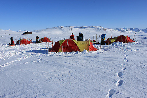 Tidlig morgen på teltplassen vår mellom Øyangen og Steinbusjøen. Vi har lagt bak oss en iskald natt med temperaturer ned i -25 grader.