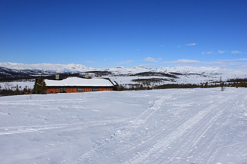 Ved Heimre Kjølastølen med utsikt vestover mot Jotunheimen.