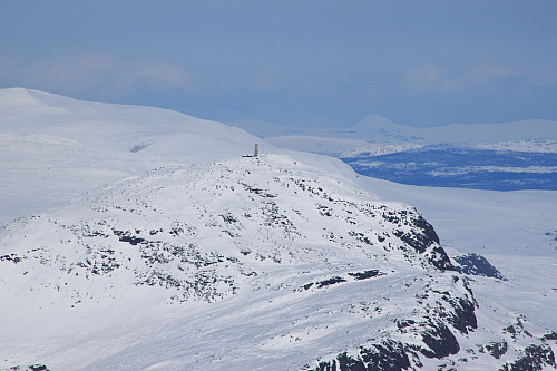 Bitihorn (1607 moh) med masten på toppen sett fra Mugnetinden med telelinse.