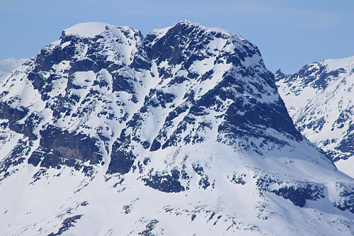 Torfinnstindane (2120 moh) sett fra Mugnetinden med telelinse.