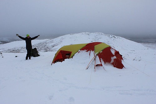 Vårt nedsnødde telt på toppen av Knausehøgdi (1123 m.o.h.) om morgenen onsdag 17. oktober 2012.