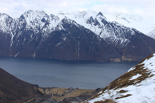 Vakre Sunnmørsalpene. Utsikt ned til Hjørundfjorden.
