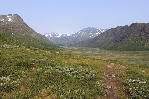 På stien øst for Semelhøe med utsikt nordvestover og innover Leirungsdalen. Besshøe (2258 moh) i midten og Knutshøe (1517 moh) til høyre.