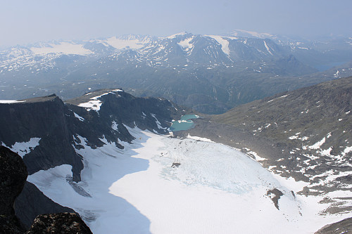 Langt ned til Nørdre Tjønnholet fra toppen av Tjønnholstinden (2330 moh).