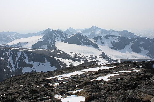 Utsikt vestover Gjendealpene mot blant annet Knutsholstinden (2341 moh) fra toppen av Tjønnholstinden (2330 moh).