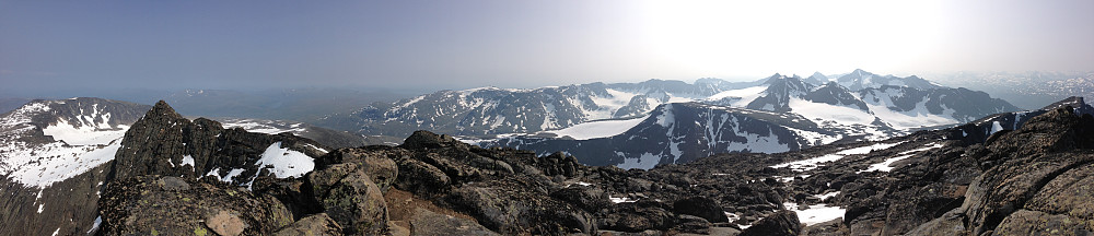 Panoramautsikt fra toppen av Tjønnholstinden (2330 moh) mot syd.