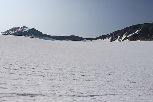 På vei ned fra toppen langs Steinflybrean. Tjønnholstinden (2330 moh) og Steinflytinden (2318 moh) til venstre og Høgdebrotet (2226 moh) til høyre.