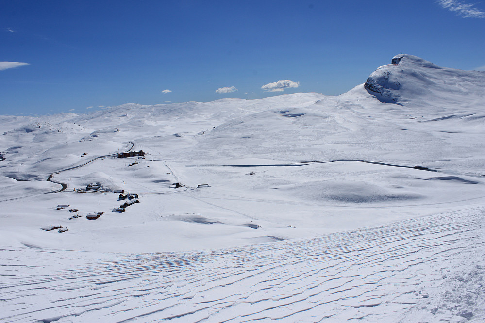 Fra den sydvendte bakken ovenfor Fagerstrand og Bygdin. Bitihorn (1607 moh) ses til høyre.