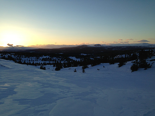 Flott solnedgang over Jotunheimen fra Pilset. Skarvemellen (1267 moh), Rundemellen (1345 moh) sentralt foran og Skaget (1685 moh) helt til høyre.