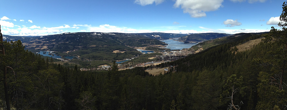 Utsikten fra Kvitmøsaknatten ned mot Leira, Fagernes, Fløafjorden og Strandefjorden.