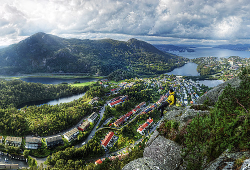 Utsikt fra Lyngbønipa (250moh) med Lyderhorn, Skjenafjellet og Ørnafjellet på andre siden