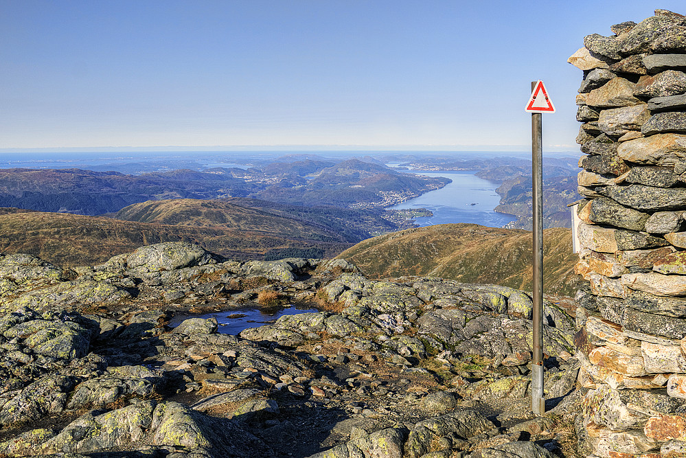 Ankom Bergens høyeste punkt, Gullfjelltoppen, og tok meg en god pause i finværet.