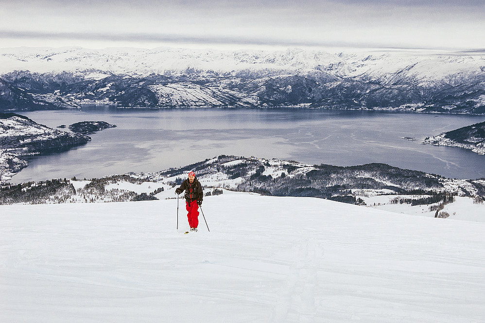 På vei opp med Hardangerfjorden og Folgefonna bak meg