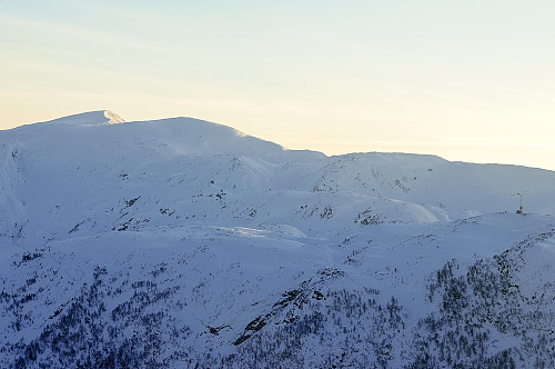 Gullfjelltoppen til venstre og Trengereidhotten til høyre med masta på