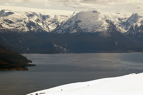 Folk på vei opp Tveitakvitingen med Hardangerfjorden, Folgefonna og Rosendalsalpene
