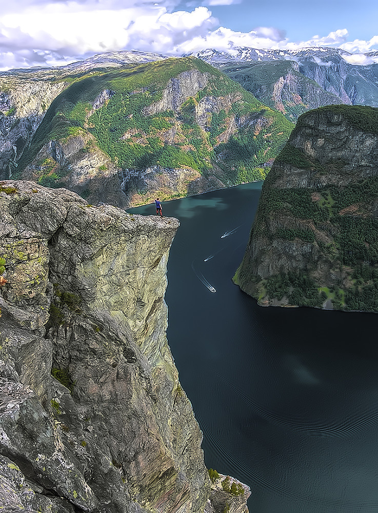 Står på klippe over der Nærøyfjorden og Aurlandsfjorden møtes. Kamben rett over på andre siden.