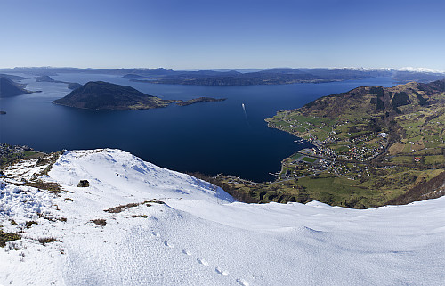 Rosendal ned til høyre, Kvinnheradfjorden, som er en del av Hardangerfjorden,  og den lille øya Snilstveitøy