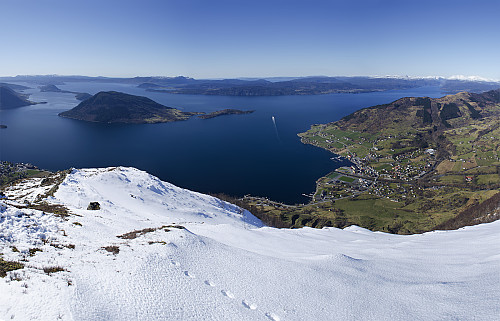 Rosendal ned til høyre, Kvinnheradfjorden, som er en del av Hardangerfjorden, og den lille øya Snilstveitøy