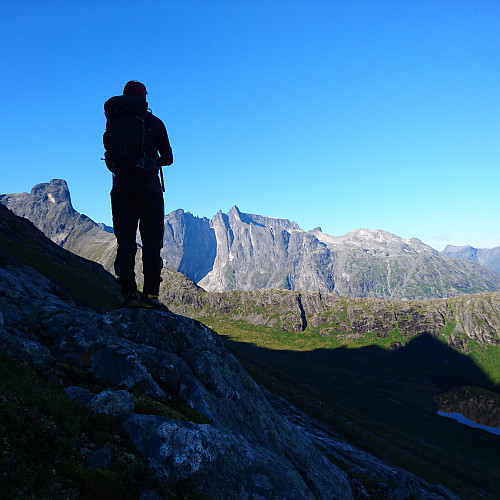 På väg upp i den långa motbacken, förmiddagssolen lyser fint på Romsdalshorn och Trollveggen. 