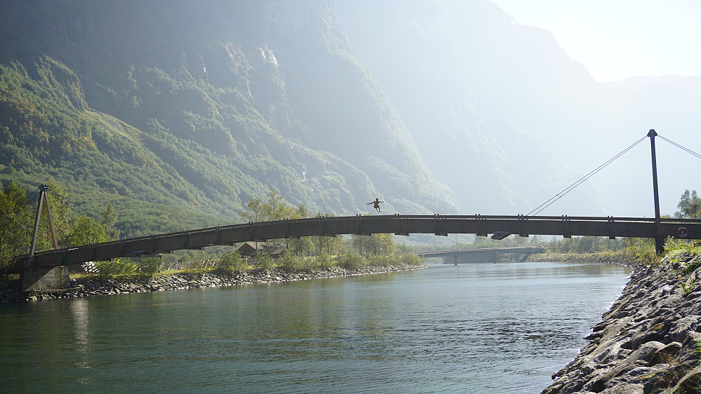Avslutta turen med helgas femte bad. Denne gang fra gangbrua over fjorden i Gudvangen før bilturen hjem.