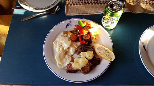 Hjortefilet, fløtegratinerte poteter, grønnsaker, bernaise og øl til middag