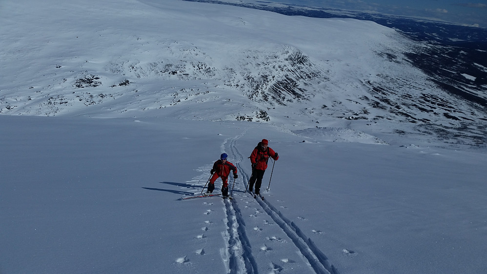 Ine og Egil på tur opp fra Tjørobytta mot Mjellknapp