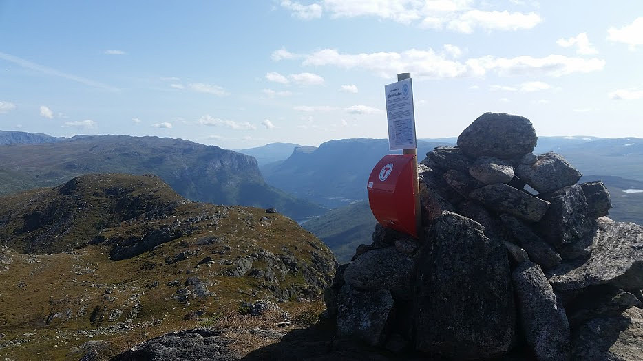 Kassa på toppen av Hødntind