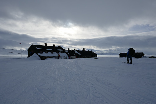 Sandhaug Turisthytte er betjent og har 80 sengeplasser, men den her kvelden ble hytta fylt til randen, nesten 140 gjester ble det sagt. Det lå folk over alt...trå varsomt ;-)