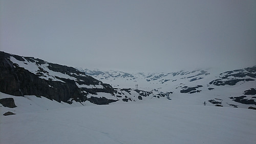 Hytta i sikte, nå gjelder det bare å forsere en litt vrien passasje. Bratt skråning, åpne elveløp og et åpent vann. 