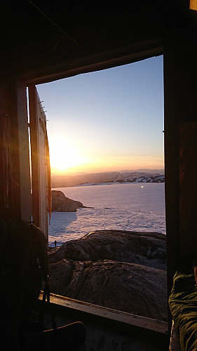 Solnedgang fra senga i Pyttebua - Holmaskjer