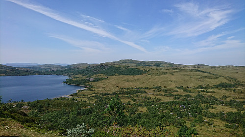Blå himmel og blått vann