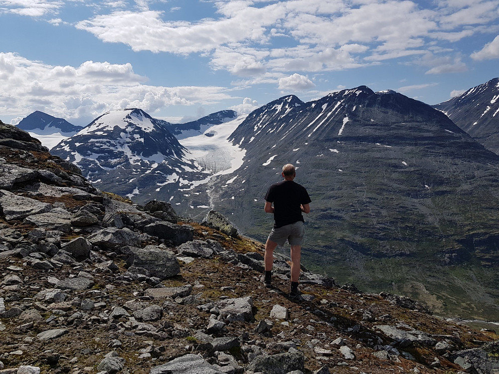 Arne nyter utsikten mot Jervefonni og Skagsnebb