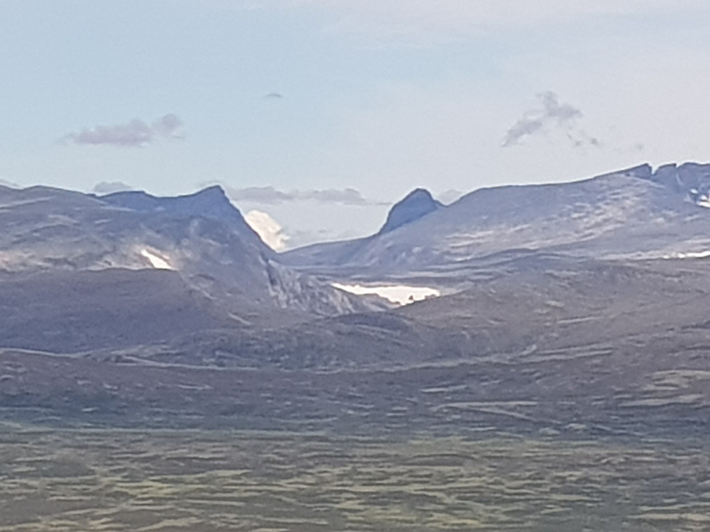 Flott utsikt mot Store Langvasstinden, Larstinden og deler av Snøhettamassivet