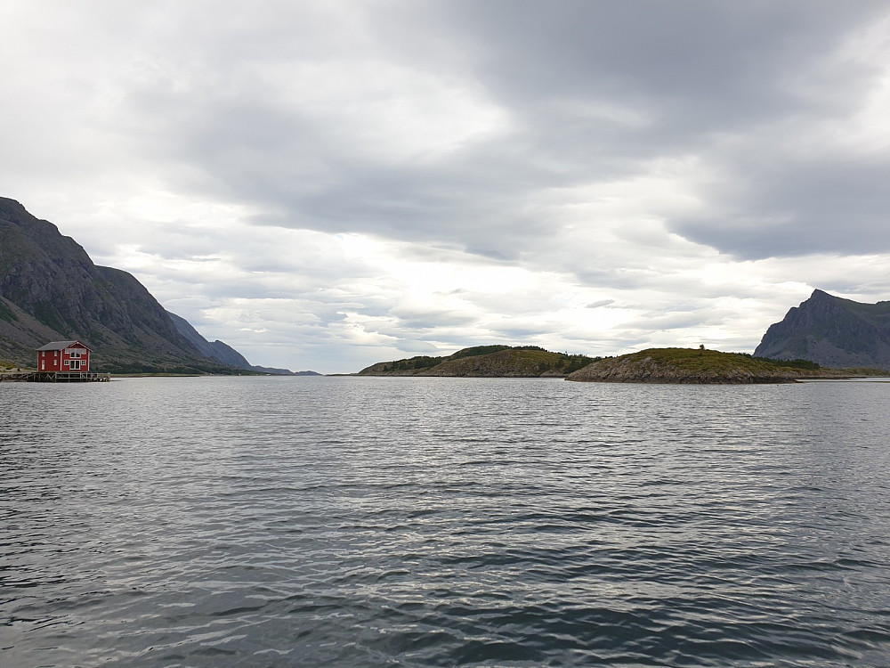 I båt på vei til Søla (til høyre)