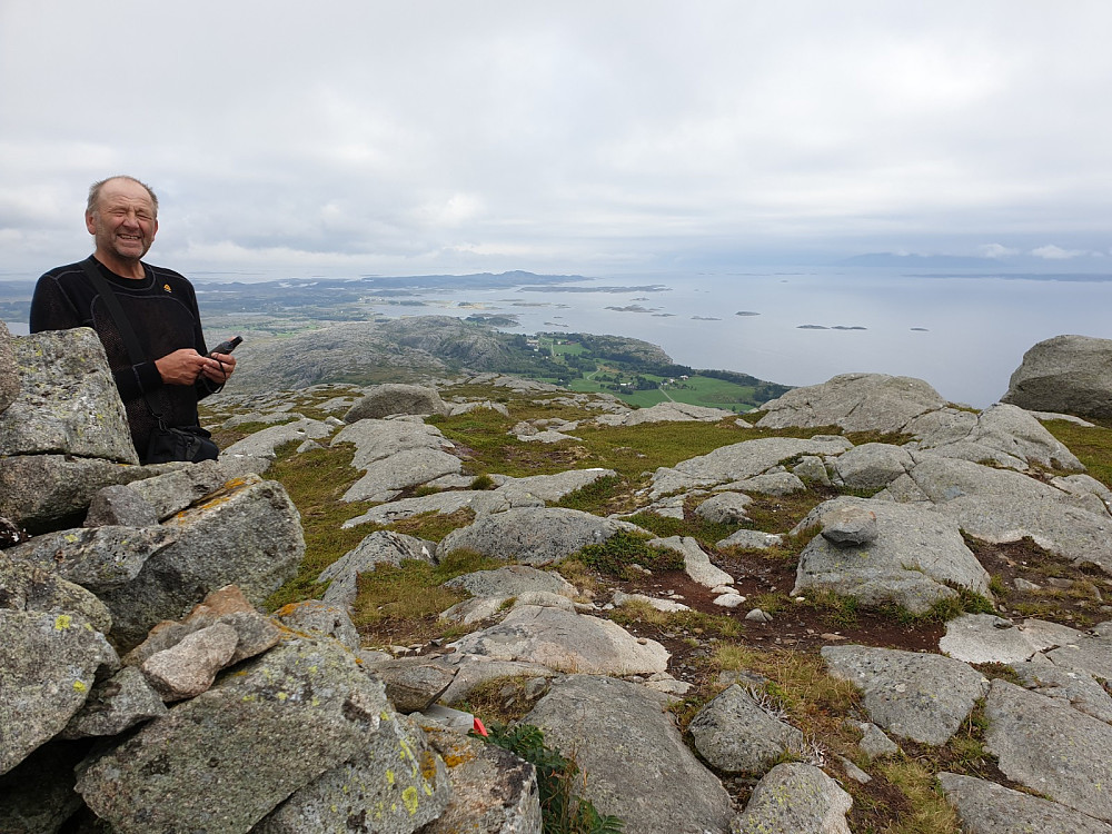 Arne er fornøyd med å ha besøkt de 7 og 100-toppene på Vega! Nå går ferden til E-huset og Verdensarvsenteret!