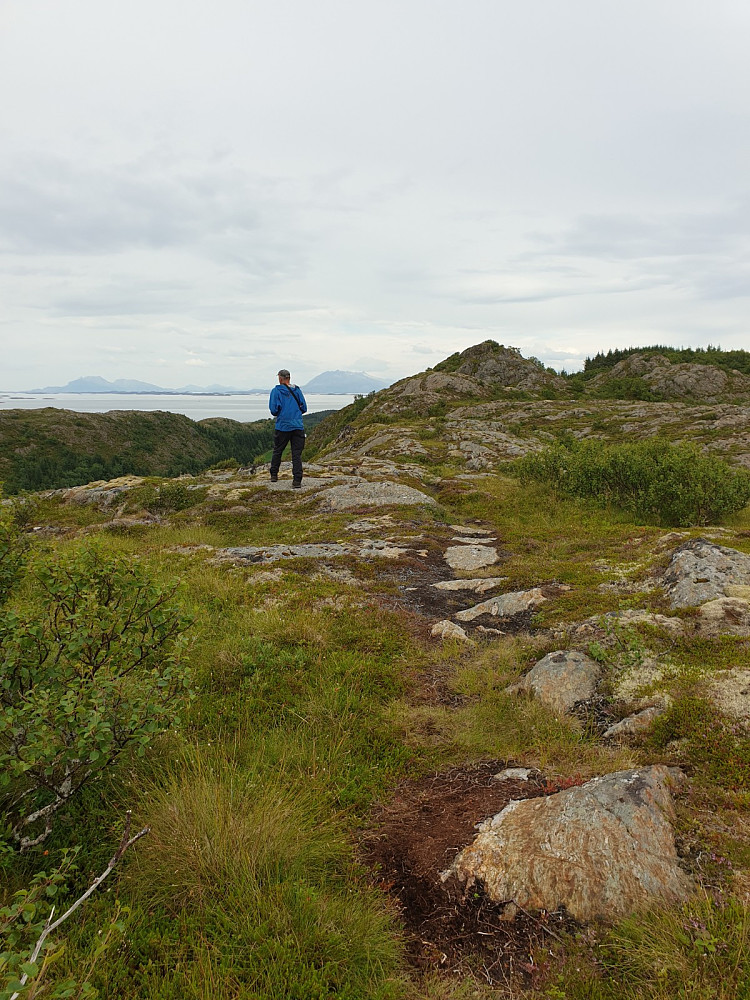 Etter merket sti, med Ørntuva i sikte!