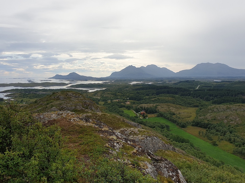 Her sees de to fjella vi var på i går; helt til høyre Guldsvågfjellet, så Trollvasstinden.