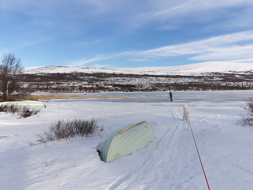 Snøen på Vålåsjøen er omdannet til is siden fredag kveld