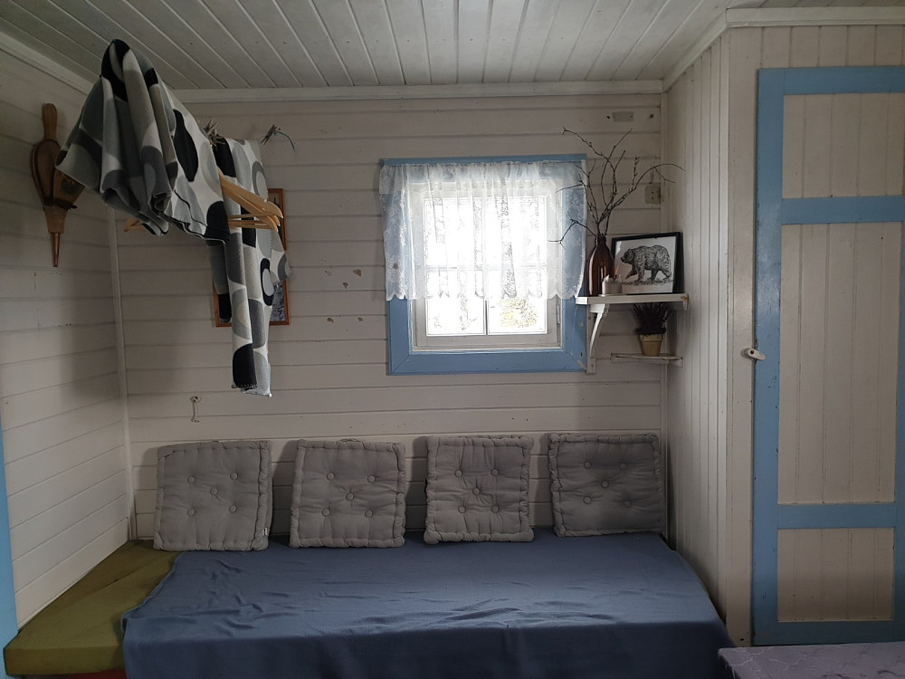 Rent og fint inne i brannhytta! Vinden uler i hytteveggen- trivelig!