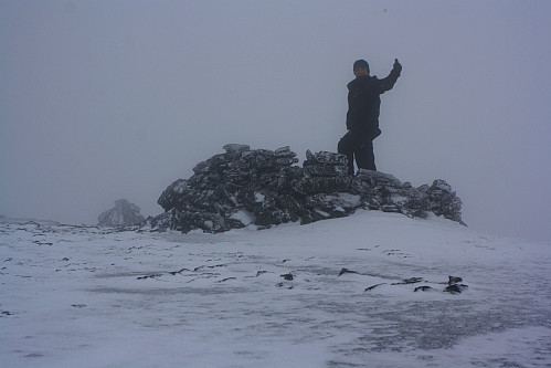 Bei Nebel, Wind und etwas Schneefall auf dem Slættaratindur (880m), dem höchsten Berg Dänemarks der sich in Europa befindet.