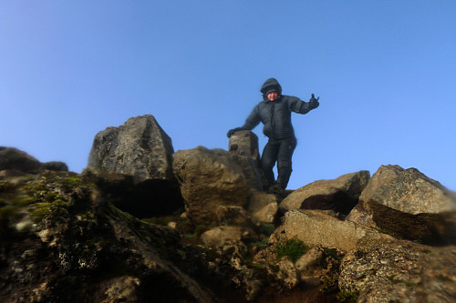 Auf dem höchsten Berg Portugals, dem Lavadom Piquinho (2351m) auf dem Montanha do Pico. Der Gipfel liegt auf den Ihas dos Açores.